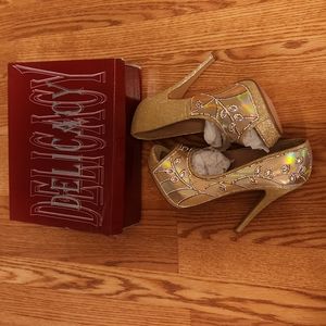 Ladies peep toe shoes